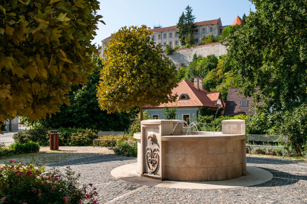 01 FRA_20180828_varalja_parkolo_melletti_szokokut_hatterben_piarista_gimnazium_veszprem