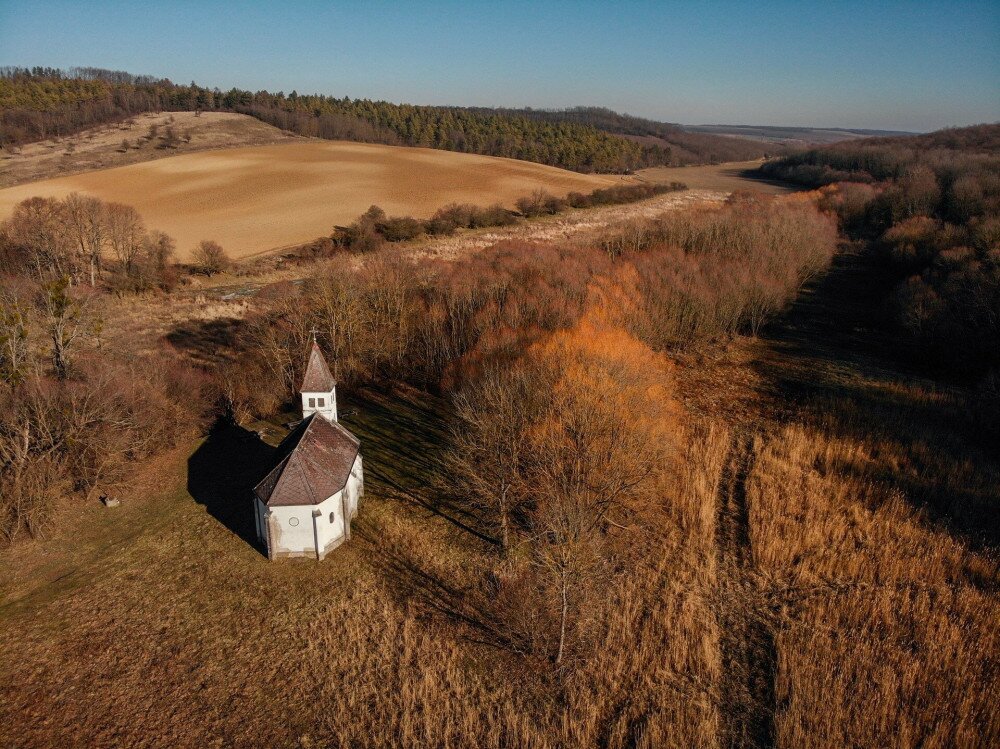 03 DJI_0142-Papdi kápolna a tájban-FOTO-SOMO