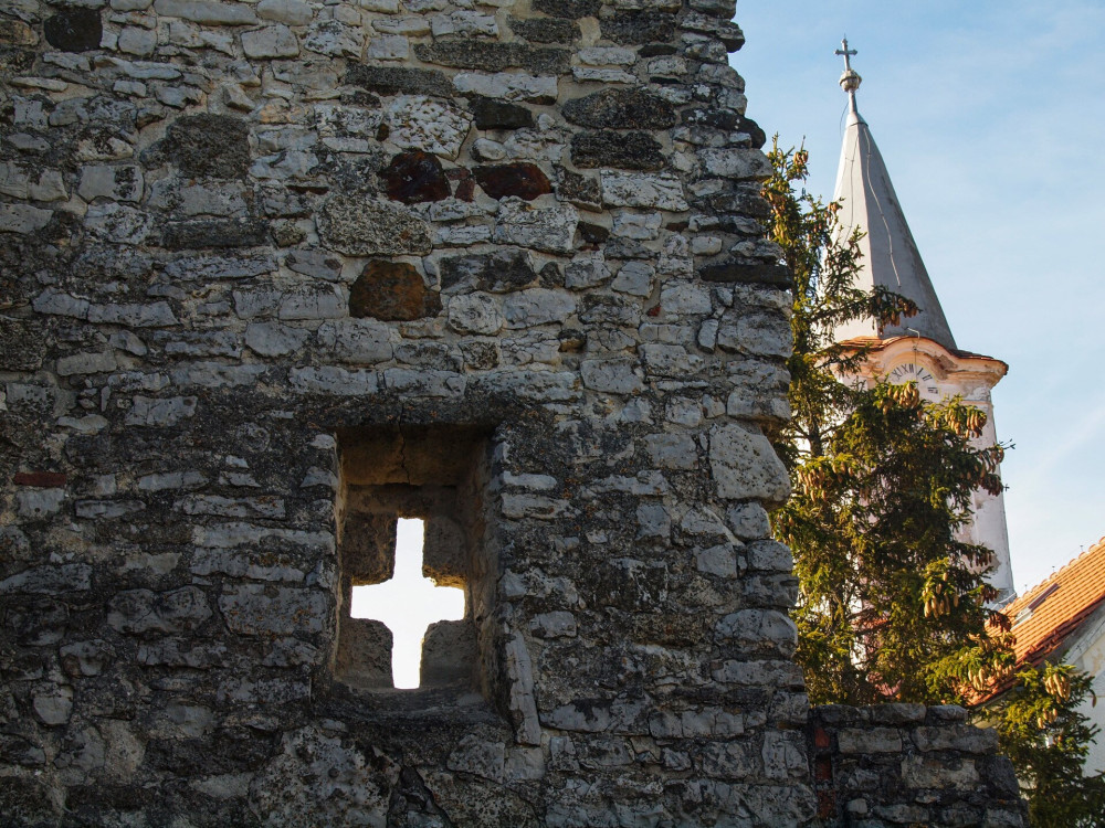 03 PA208460_felsődörgicsei templomrom nyugati falán kereszt alakú lőrésablakkal_FOTO-JA