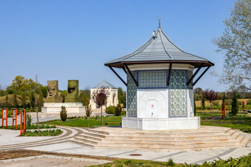 04 3615 Magyar–Török Barátság Park két hatalmas bronzfejjel