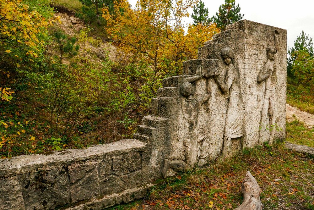 04 Az emlékfal Bajnok Béla alkotása (Nagy-szénási turistaház) SZE