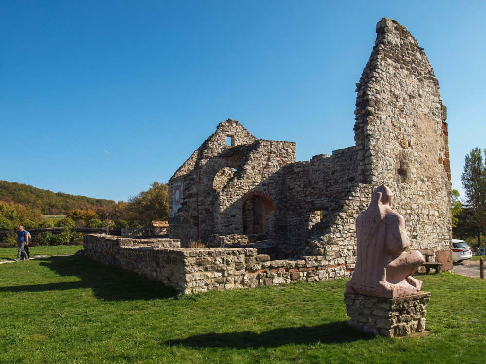 05 PA208454_felsődörgicsei Szent Péter-templomrom Regős-szoborral_FOTO-JA