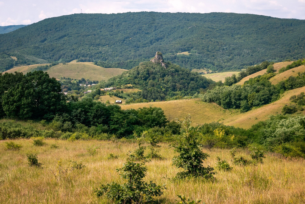 06 Ajnácskő háttérben a Pogányvár FOTO Szigeti Ferenc