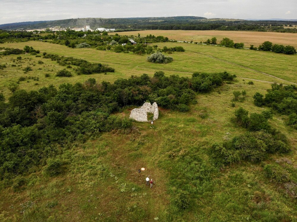 0_Kerekszenttamási templomrom a Szőlőhegy elnevezésű területen Zámoly határában_FOTO-Somo_1