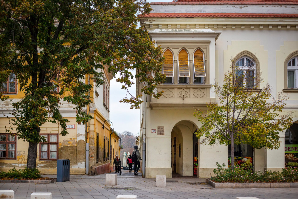 10 032 Főtér részlet kis utca redőny