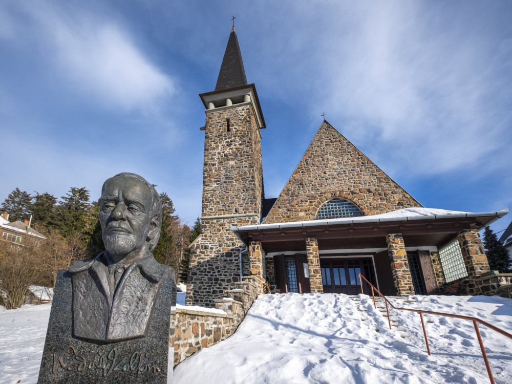 17 18 19 20 21 x113 Galyatető templom Kodály Zoltán mellszobra FOTO PK