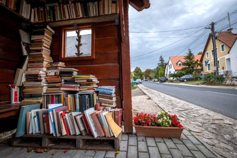 18 19 075 Óbudavár könyvek a buszmegállóban PK