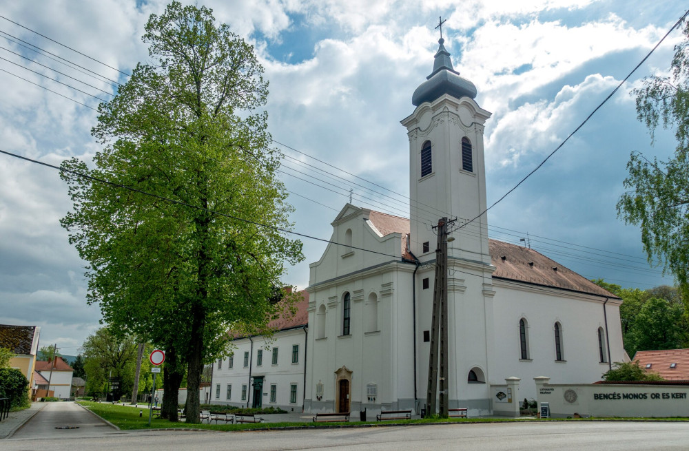 22 Bakonybél, Szent Mauríciusz Monostor