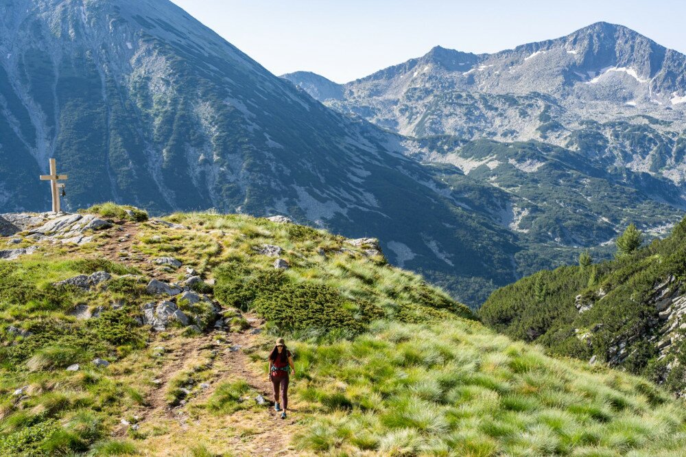 2300 méter körül, félúton a Vihren-nyereg felé egy kereszt őrzi a káprázatos panorámát