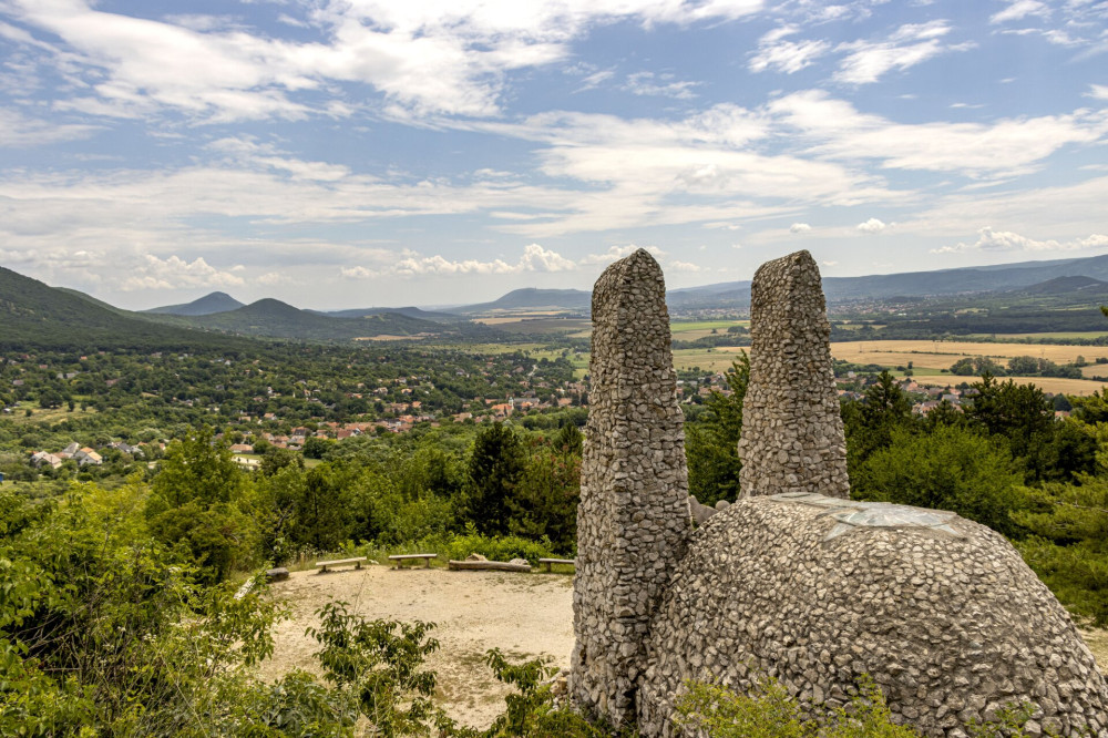 2 Pilisszántó, kápolna, a távolban a Ziribár és a Kevélyek