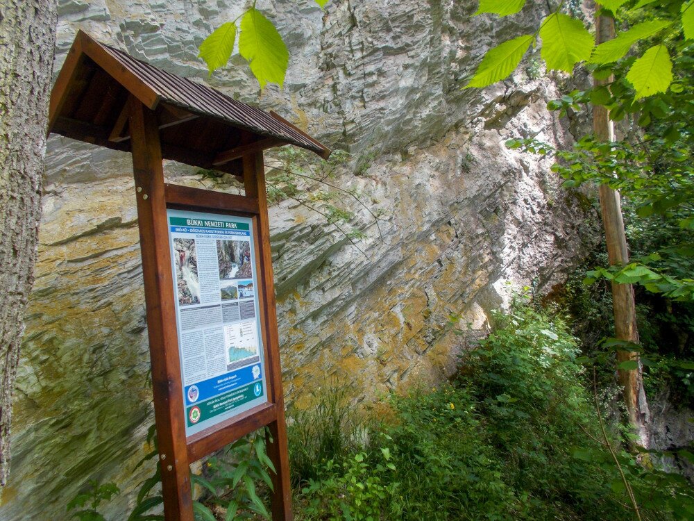 30. a Bükki Nemzeti Park tájékoztató táblája az Imó-kőnél