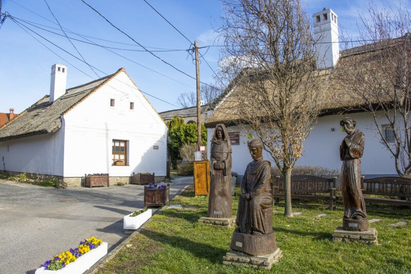 31 Tihany szerzetes szobrok