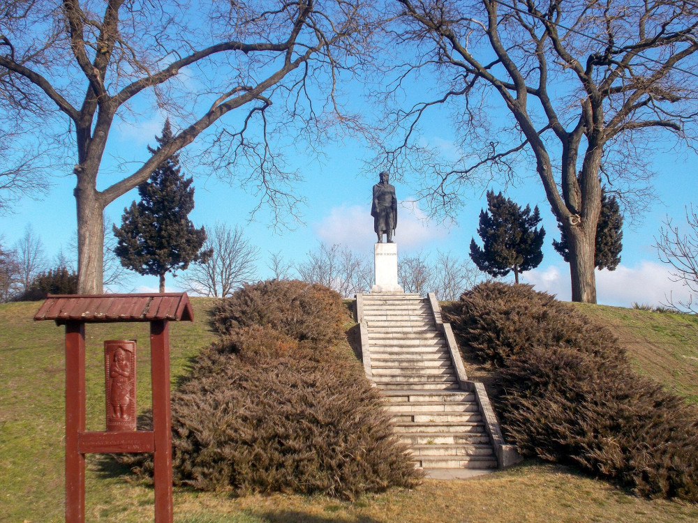 32. Árpád-emlékmű a templomdombon