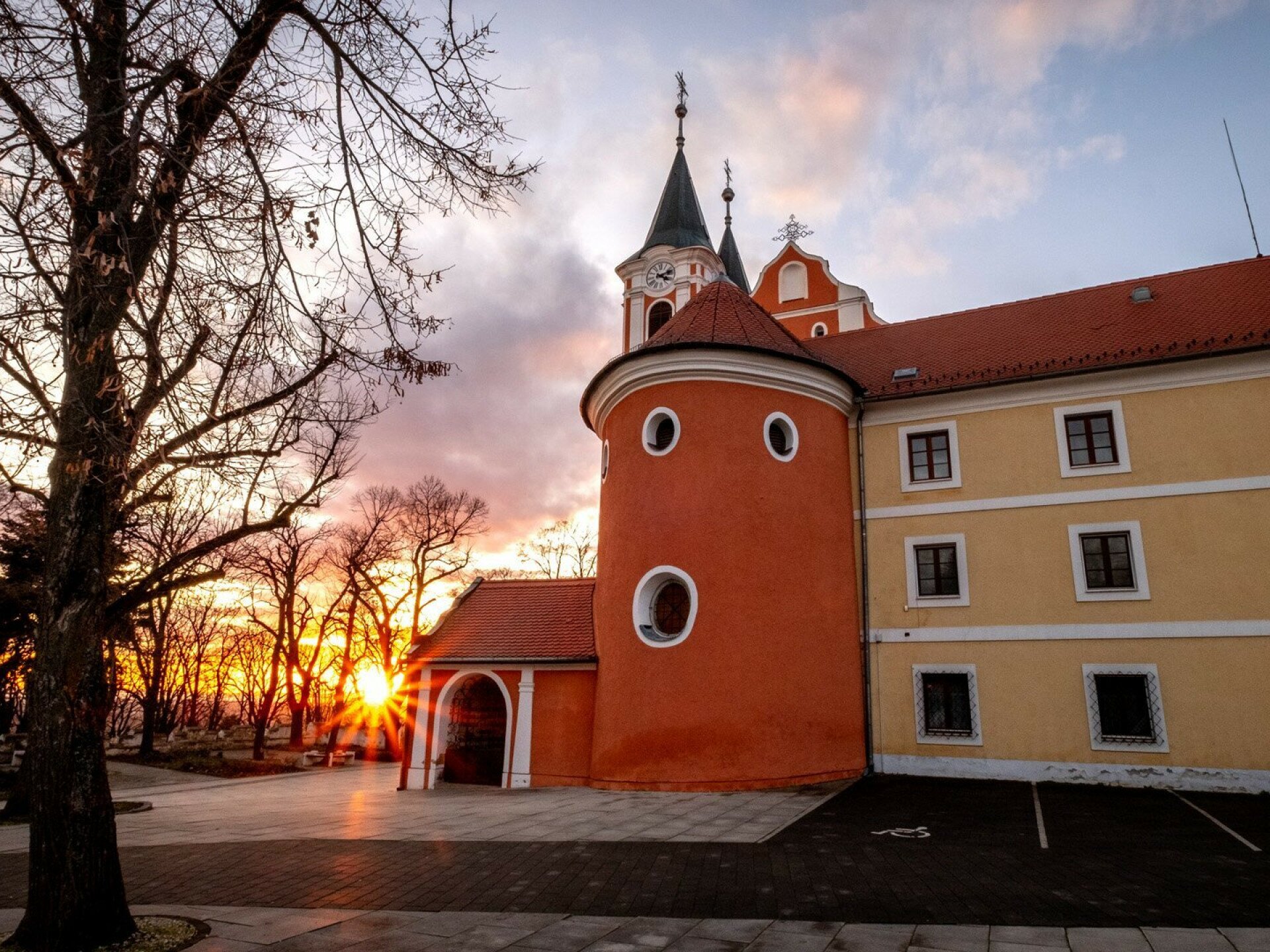 Csodatévő zarándokhely a Tenkes lábánál