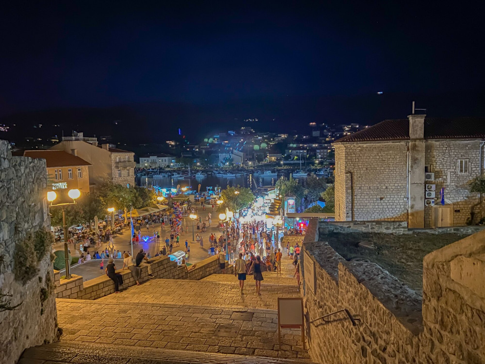 40. magával ragadó, nyüzsgő éjszakai élet, mediterrán hangulat Rab főterén