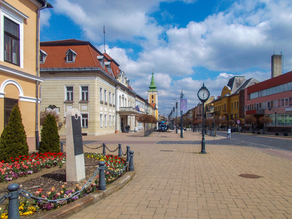 4.  Balassagyarmat, főutcája előtérben a városháza