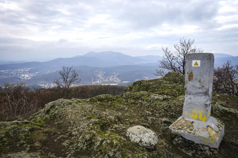 5 Kilátás a Pécs-kőről Salgótarján és a Karancs irányába