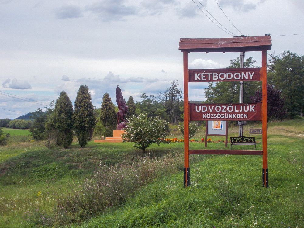 6. Üdvözlőtábla és Rákóczi-szobor fogad Kétbodony határában