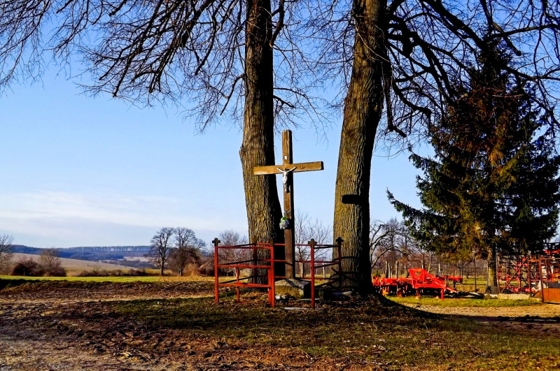 7-kereszt Tés határában