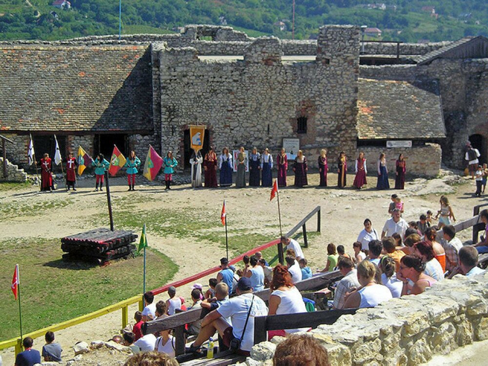 800px-inside-castle_of_sumeg_in_hungary.jpg