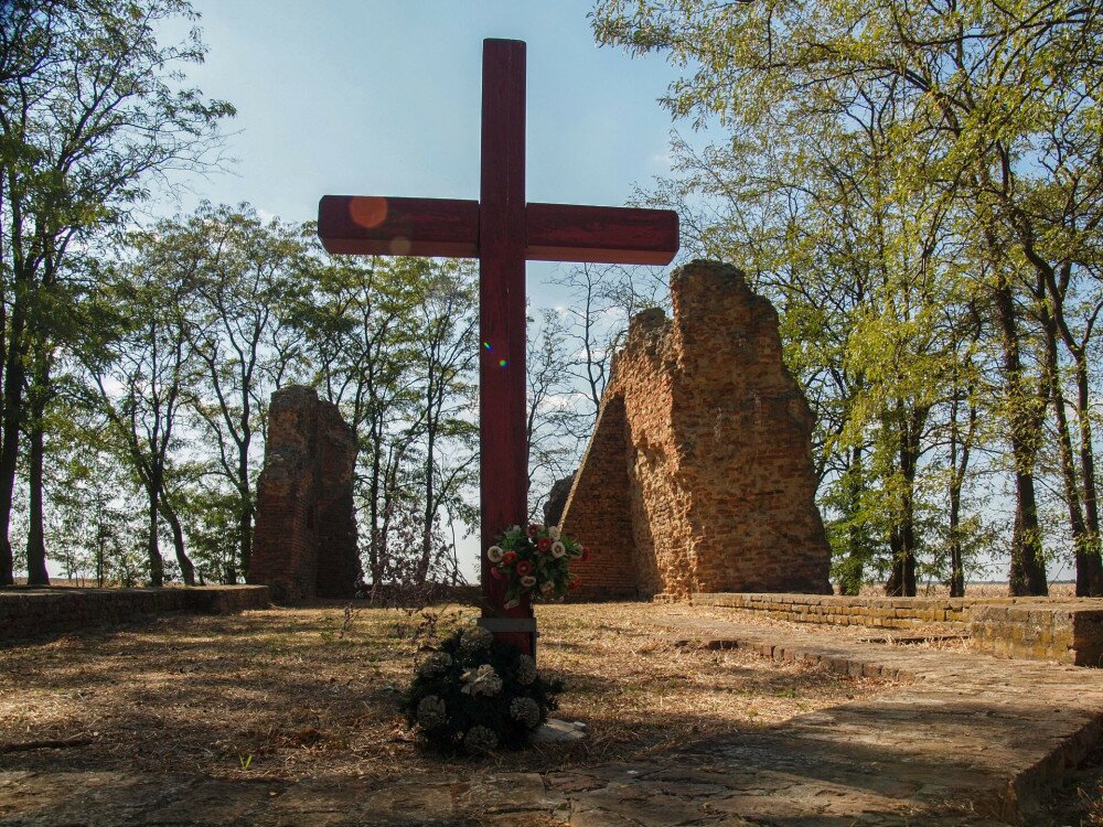 9217_ A csomorkányi templomrom álló északi és déli a szentély felől nézve_FOTO-JA 