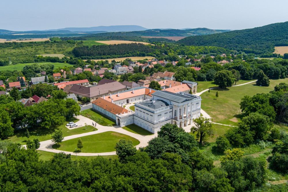 A bajnai Sándor-Metternich-kastély madártávlatból