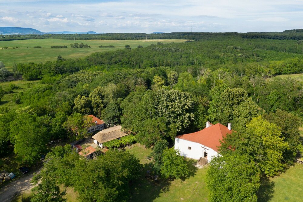 a-csillagvar-a-tavoli-horizinton-feltunnek-a-balaton-felvidek-tanuhegyei