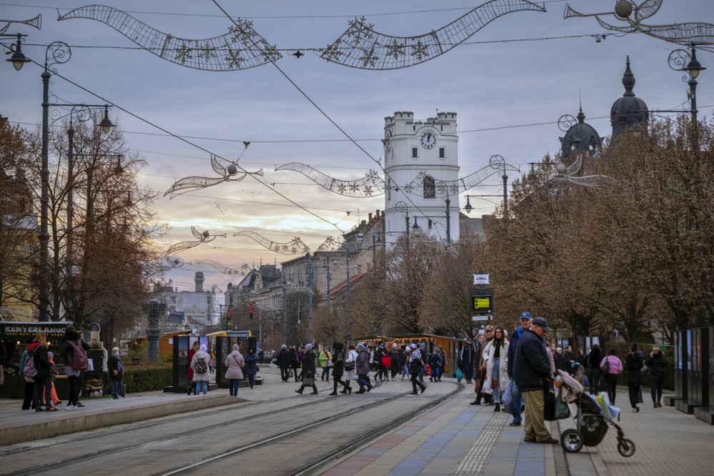 A debreceni református kistemplom vagy csonkatemplom a Kossuth térről