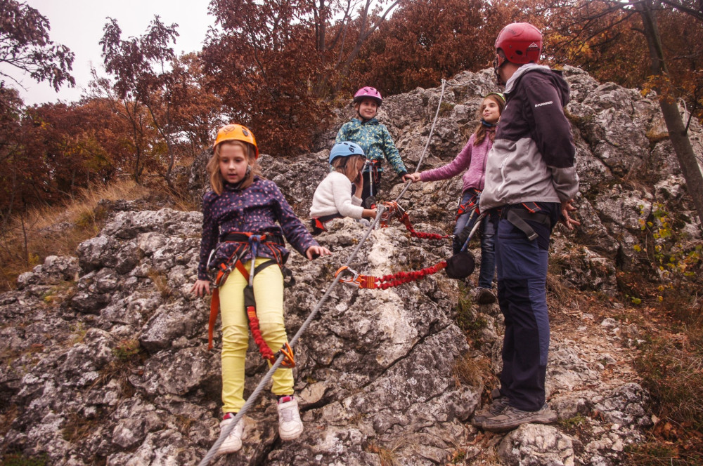 A Futrinka Ucca levezető útvonala az elején szintén biztosított