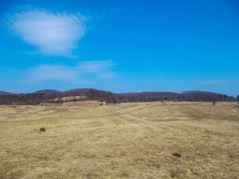 agymező lenyűgöző panorámája, a látóhatár szélén a Felső-Borovnyák radarja