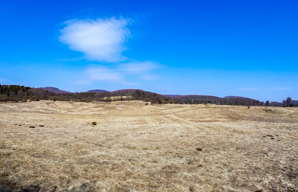 agymező lenyűgöző panorámája, a látóhatár szélén a Felső-Borovnyák radarja