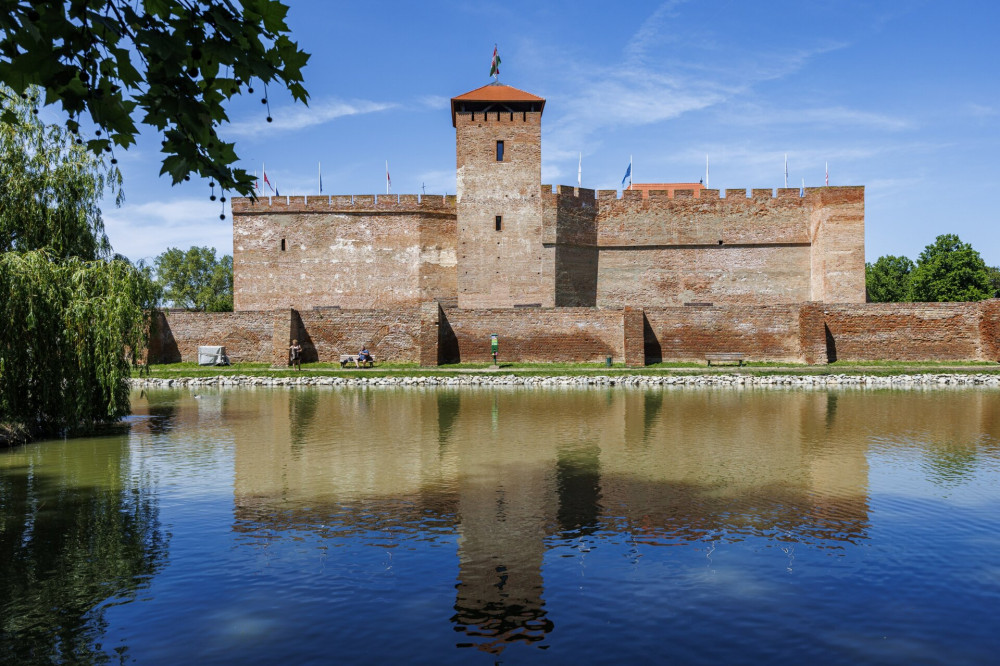 A Gyulai vár tóval