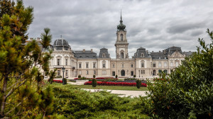 A hintókiállítása és a könyvtára miatt is szuper a keszthelyi Festetics-kastély