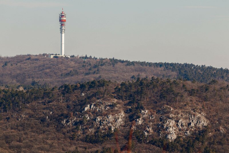 ​ A Kecske-sziklák látványa a Kis-hárs-hegyi Makovecz Imre-kilátóról