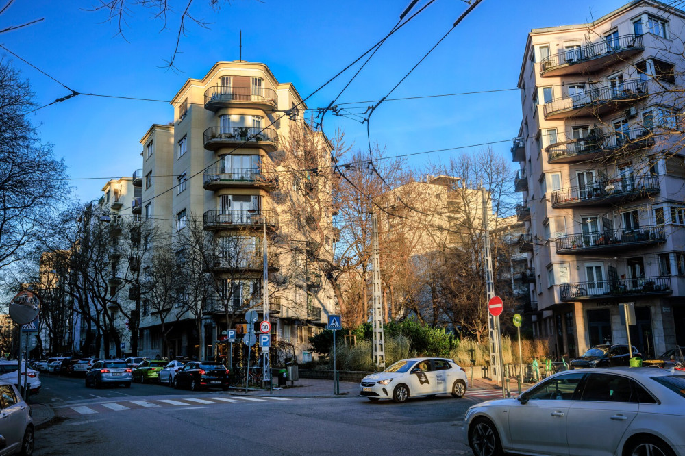 A lakóház egyedi formájából adódóan „Vasalóház"-ként csúcsoso­dik a Pozsonyi út– Szent István park–Victor Hugo utca kereszteződésében