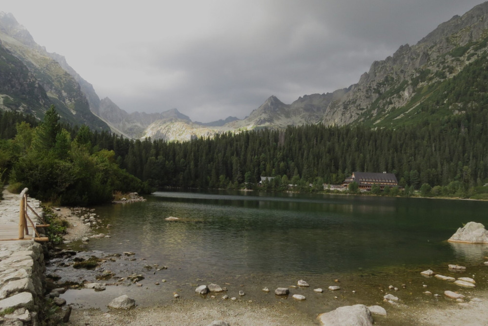 A méltán népszerű Poprádi-tó (szlovákul Popradské pleso) az ötödik legnagyobb tátrai tó, területe 6,88 hektár, mélysége 17 méter