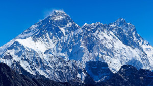 A Mount Everest közel egy méterrel „emelkedett”