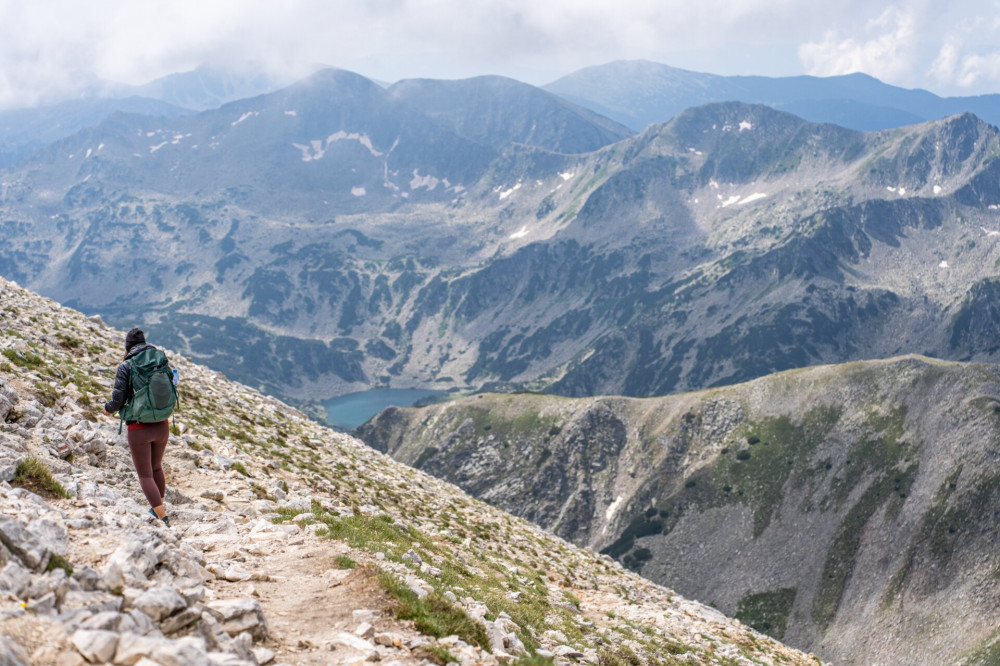 A Pirin-hegység főgerince  Vihren csúcsáról lefelé jövet túrázva