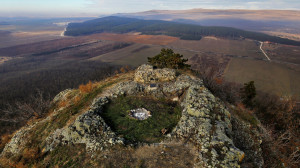 Apró vár nagy panorámával Hegyesd felett