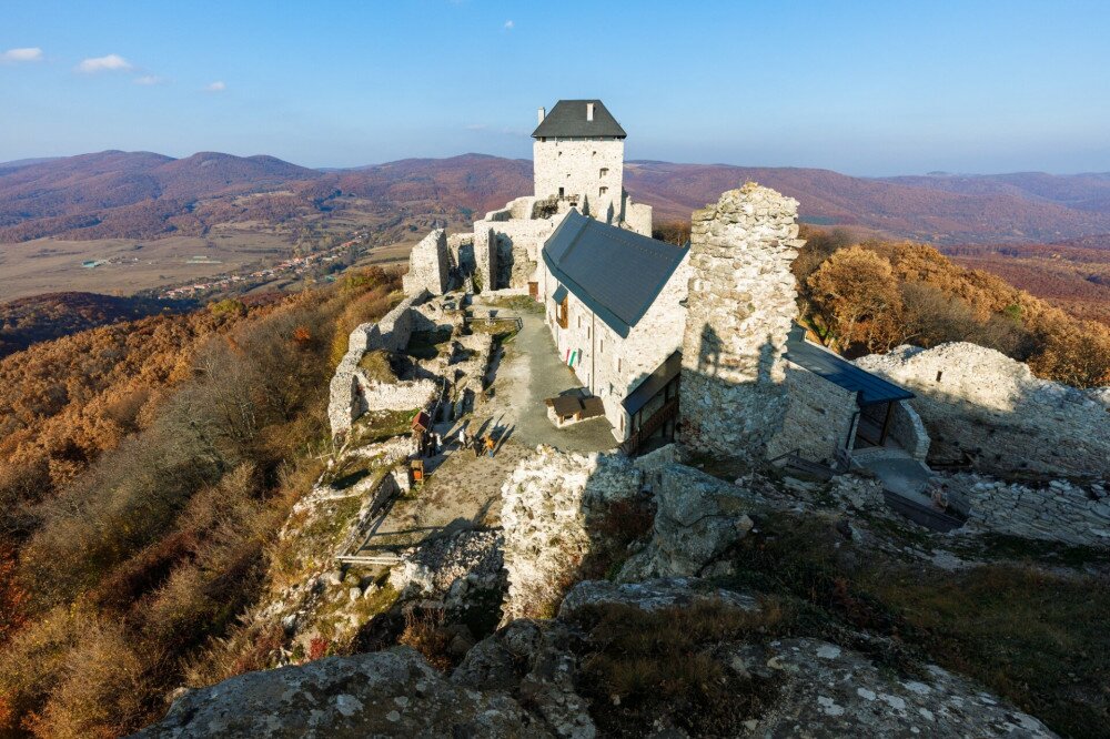  A regéci vár udvara egy őszi napon