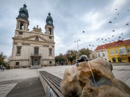 A soktornyú Pápa – Kisváros a Bakony peremén