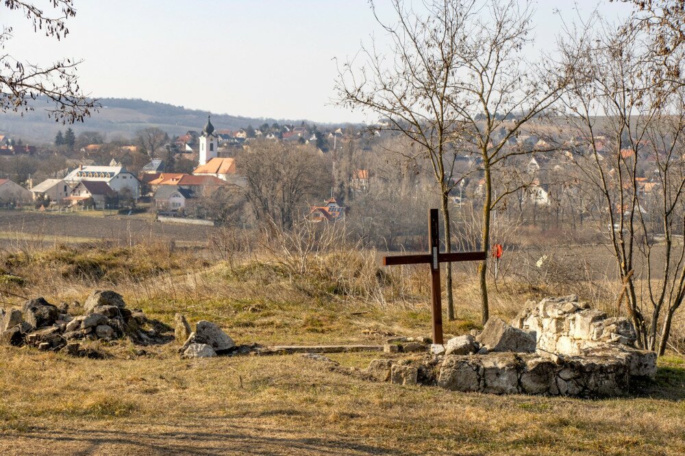 A Szent Vendel-kápolna romjai Perbál határában