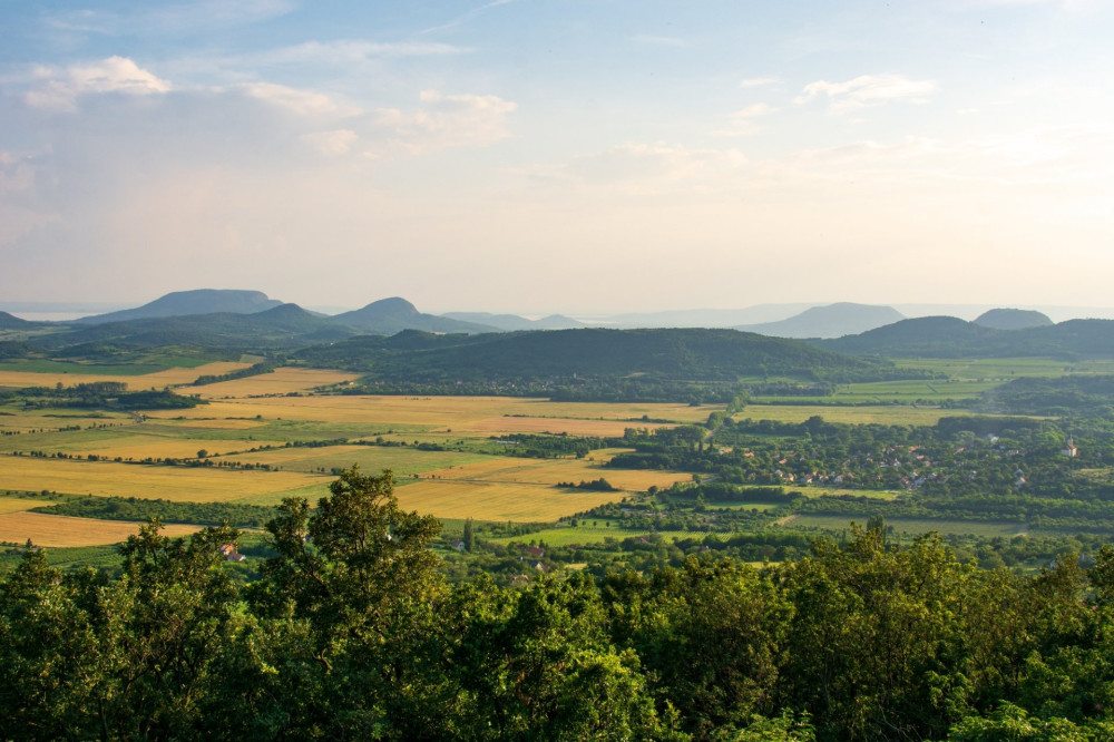 a-tapolcai-medence-tanuhegyei-a-hatterben-a-keszthelyi-hegyseggel-az