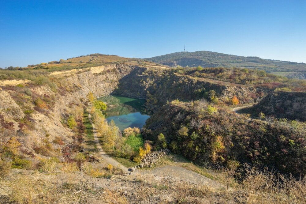 A tarcali bányató a Tokaji-hegy oldalában