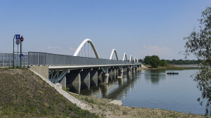 A Tisza-tavat szeli át az Év Kerékpárútja