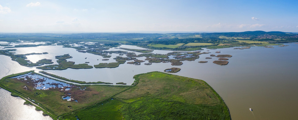 A Velencei-tó panorámája Agárd fölött