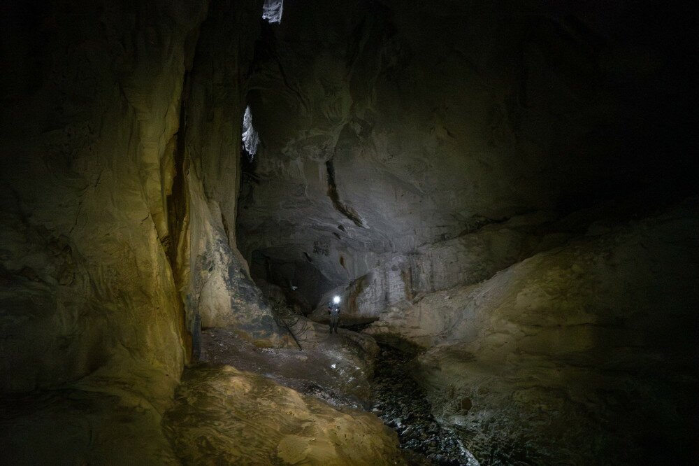 Az Aragyász-barlangban vezet a piros kör turistajelzés