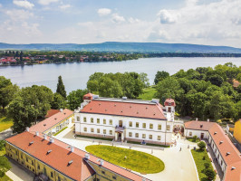 Az Esterházyak békeszigete – Tatai kastély 