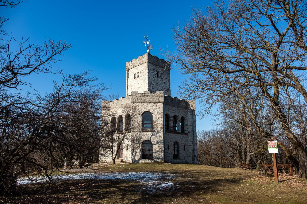 A Zsitvay-kilátó a Nagy-Villámon