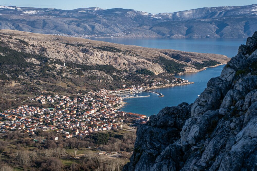 Baška üdülővárosa a település feletti déli hegygerincről nézve